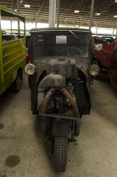 NAKHON PATHOM, THAILAND - 17 Aralık 2015: Jesada Technik Müzesi 'ndeki eski model araçlar Tayland ve bölgedeki en büyük araç müzesidir.