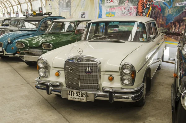 NAKHON PATHOM, THAILAND - 17 Aralık 2015: Jesada Technik Müzesi 'ndeki eski model araçlar Tayland ve bölgedeki en büyük araç müzesidir.