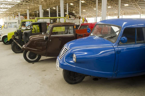 NAKHON PATHOM, THAILAND - 17 Aralık 2015: Jesada Technik Müzesi 'ndeki eski model araçlar Tayland ve bölgedeki en büyük araç müzesidir.