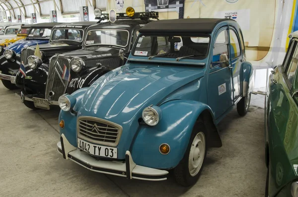 NAKHON PATHOM, THAILAND - 17 Aralık 2015: Jesada Technik Müzesi 'ndeki eski model araçlar Tayland ve bölgedeki en büyük araç müzesidir.