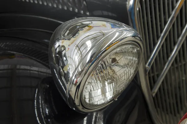 NAKHON PATHOM, THAILAND - 17 Aralık 2015: Jesada Technik Müzesi 'ndeki eski model araçlar Tayland ve bölgedeki en büyük araç müzesidir.