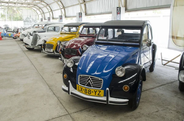 NAKHON PATHOM, THAILAND - 17 Aralık 2015: Jesada Technik Müzesi 'ndeki eski model araçlar Tayland ve bölgedeki en büyük araç müzesidir.