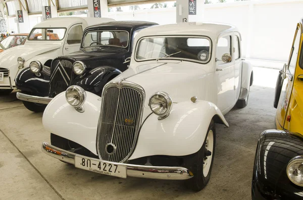 NAKHON PATHOM, THAILAND - 17 Aralık 2015: Jesada Technik Müzesi 'ndeki eski model araçlar Tayland ve bölgedeki en büyük araç müzesidir.