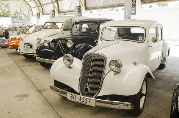 NAKHON PATHOM, THAILAND - 17 Aralık 2015: Jesada Technik Müzesi 'ndeki eski model araçlar Tayland ve bölgedeki en büyük araç müzesidir.