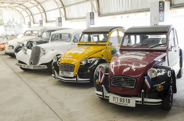 NAKHON PATHOM, THAILAND - 17 Aralık 2015: Jesada Technik Müzesi 'ndeki eski model araçlar Tayland ve bölgedeki en büyük araç müzesidir.