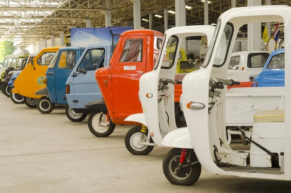 NAKHON PATHOM, THAILAND - 17 Aralık 2015: Jesada Technik Müzesi 'ndeki eski model araçlar Tayland ve bölgedeki en büyük araç müzesidir.