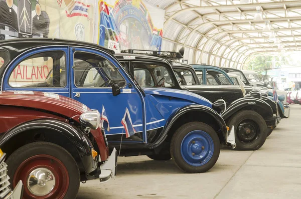 NAKHON PATHOM, THAILAND - 17 Aralık 2015: Jesada Technik Müzesi 'ndeki eski model araçlar Tayland ve bölgedeki en büyük araç müzesidir.