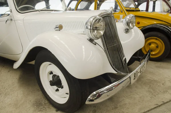 NAKHON PATHOM, THAILAND - 17 Aralık 2015: Jesada Technik Müzesi 'ndeki eski model araçlar Tayland ve bölgedeki en büyük araç müzesidir.