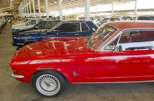 NAKHON PATHOM, THAILAND - 17 Aralık 2015: Jesada Technik Müzesi 'ndeki eski model araçlar Tayland ve bölgedeki en büyük araç müzesidir.