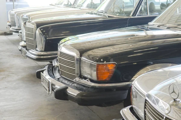 NAKHON PATHOM, THAILAND - 17 Aralık 2015: Jesada Technik Müzesi 'ndeki eski model araçlar Tayland ve bölgedeki en büyük araç müzesidir.