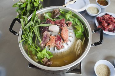 Sukiyaki için taze sığır eti ve domuz eti dilimleri