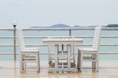 Okyanusa yakın bir plajda yemek masası