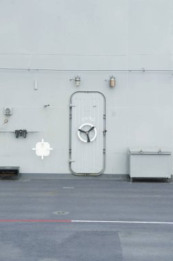 uçak gemisinde güvenlik kapısı