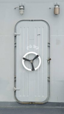 uçak gemisinde güvenlik kapısı