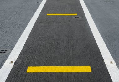 Pistte bir uçak gemisi