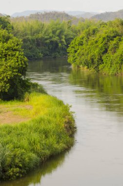 Kanchanaburi, Tayland 'da güzel bir nehir.