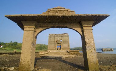 Pagoda nehrinde. dağların biraz bulutlu gökyüzü. sangklaburi kanchanaburi.