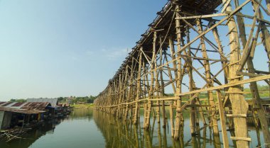 en uzun ahşap köprü ve yüzen şehir sangklaburi kanchanaburi, Tayland
