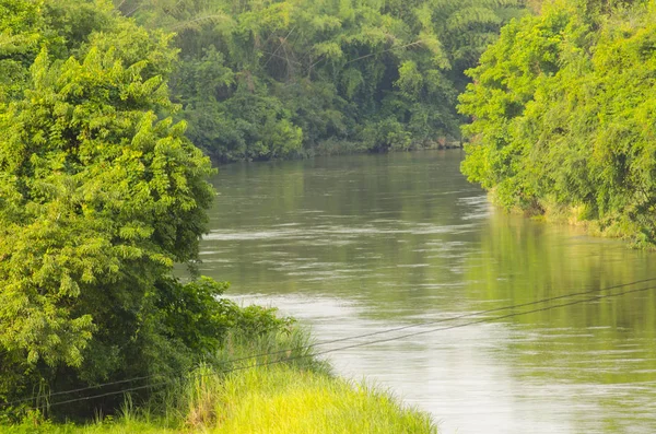 Kanchanaburi, Tayland 'da güzel bir nehir.