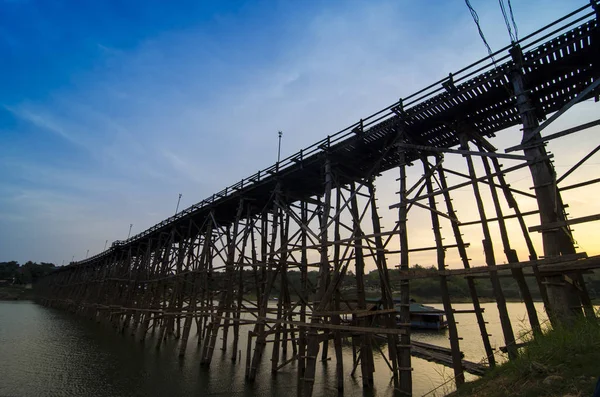 Atardecer Puente Madera Más Largo Ciudad Flotante Sangklaburi Kanchanaburi Tailandia — Foto de Stock