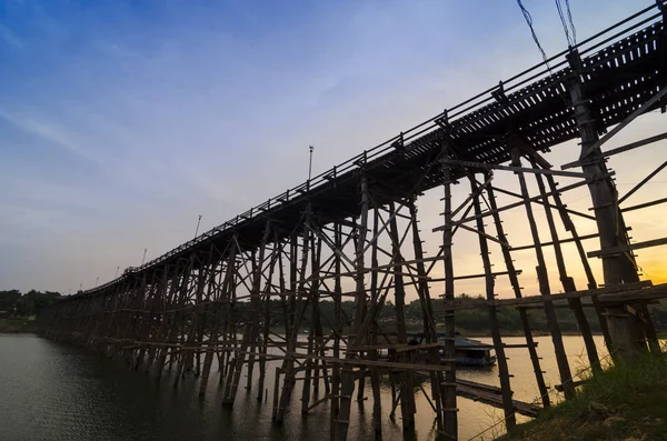 Atardecer Puente Madera Más Largo Ciudad Flotante Sangklaburi Kanchanaburi Tailandia —  Fotos de Stock