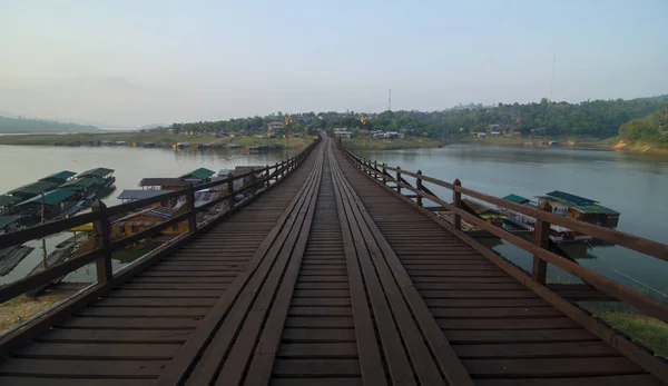 Деревянный Мост Рекой Горой Канчанабури Таиланд — стоковое фото