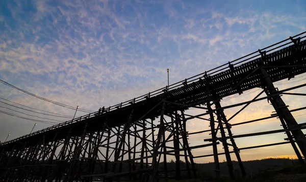 Atardecer Puente Madera Más Largo Ciudad Flotante Sangklaburi Kanchanaburi Tailandia —  Fotos de Stock