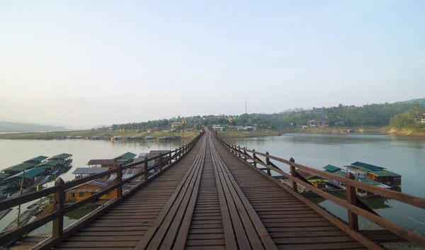 Деревянный Мост Рекой Горой Канчанабури Таиланд — стоковое фото
