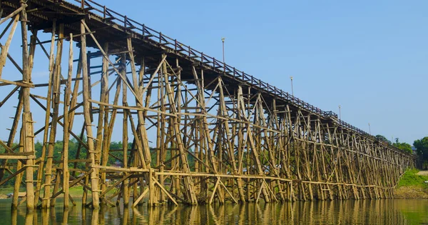 ahşap köprü nehir ve dağ kanchanaburi, Tayland