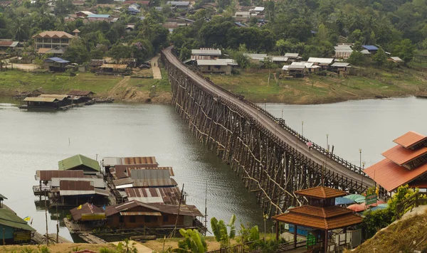 Puente Madera Más Largo Ciudad Flotante Sangklaburi Kanchanaburi Tailandia — Foto de Stock