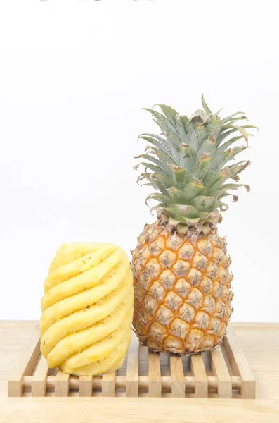 Frische Scheibe Ananas Auf Weißem Hintergrund — Stockfoto