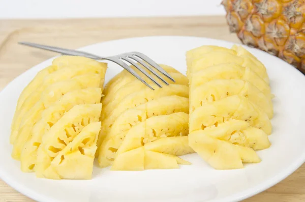 Ananas Mit Scheiben Isoliert Auf Weiß — Stockfoto