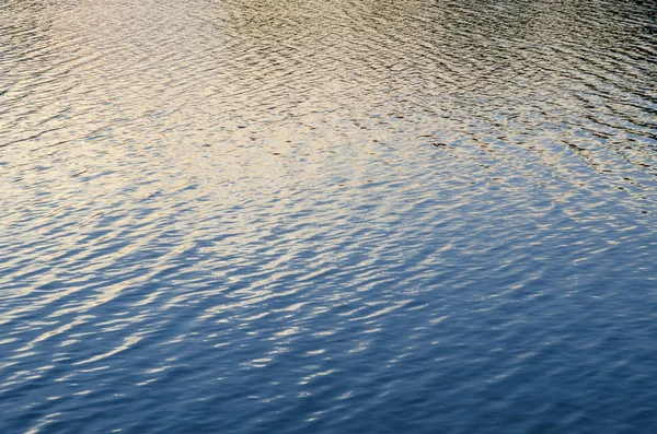 Foto Von Blauem Wasser Hintergrund Oberfläche Mit Wellen — Stockfoto