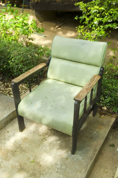 Bir bahçe parkta kanepe