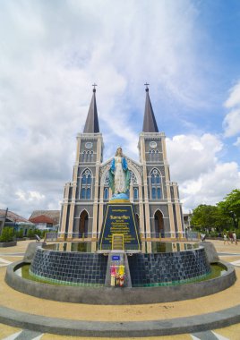 Kilise Katolik Kilisesi karşı güzel bir gökyüzü, Tayland zemin Chanthaburi ili