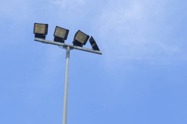 Mavi gökyüzü olan sokak lambası