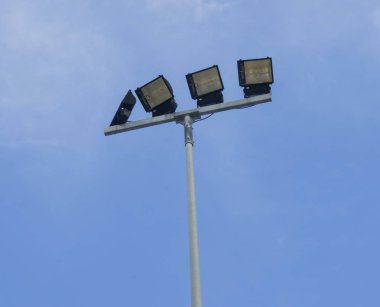 Mavi gökyüzü olan sokak lambası