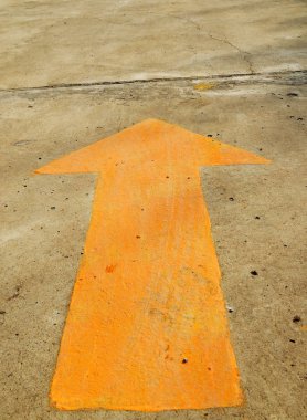 Yolda iletilen sarı bir ok