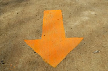 Yol üzerinde sarı bir ok