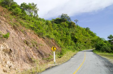 trafik işaretleri yol arka plan üzerinde sarma sarma uyarı