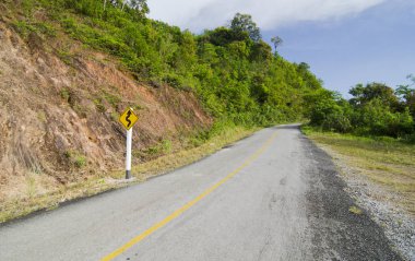 trafik işaretleri yol arka plan üzerinde sarma sarma uyarı