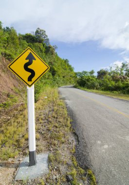 trafik işaretleri yol arka plan üzerinde sarma sarma uyarı