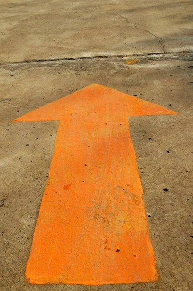 Yolda iletilen sarı bir ok