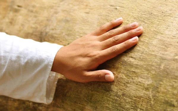 Gövdede yerleştirilen bir el