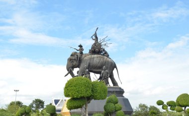 Mavi gökyüzünde anıt Kral Naresuan: Suphanburi İl Tayland, fil heykeli