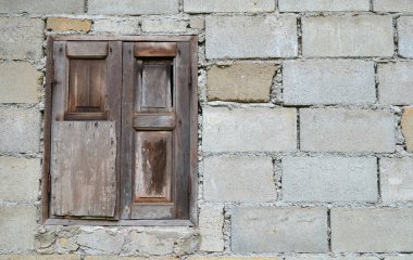 Pencereli eski tuğla duvar