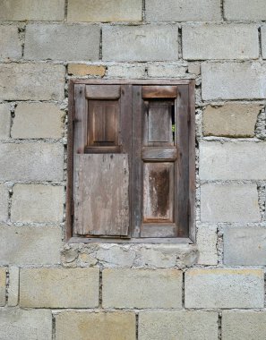 Pencereli eski tuğla duvar