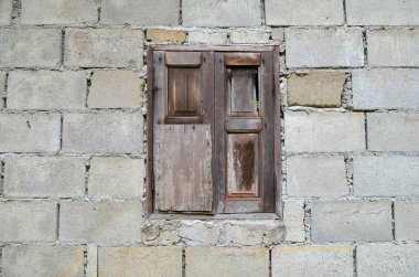 tuğla duvar arka plan ile Orta ahşap pencere