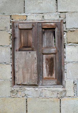 Pencereli eski tuğla duvar