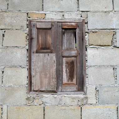 Pencereli eski tuğla duvar